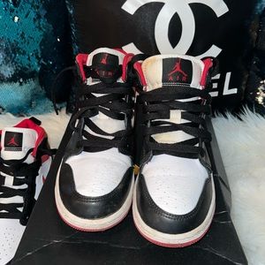 Jordan 1 mid red/white/black size 3Y